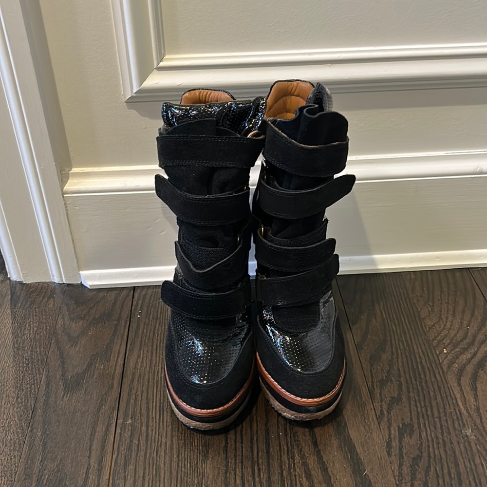 Black wedge suede velcro boots